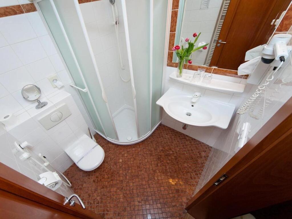 Hotel 16 -